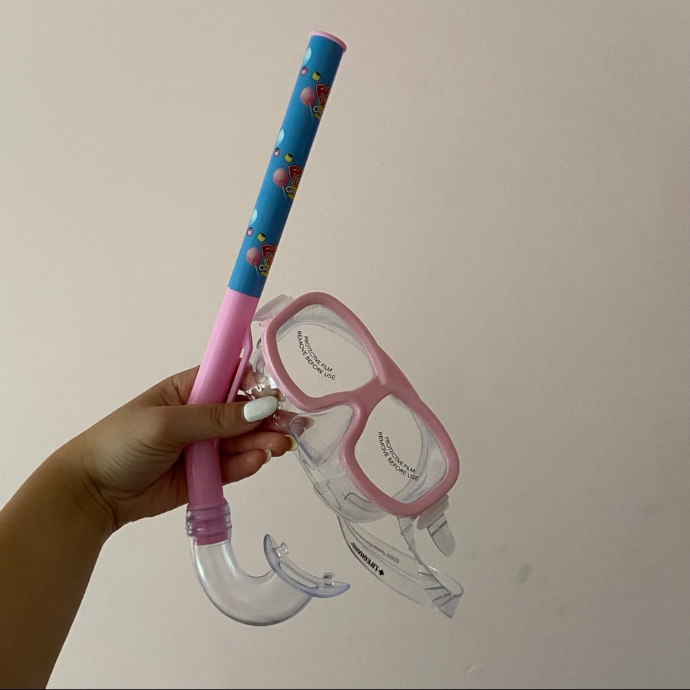 Kids light pink goggles and snorkel